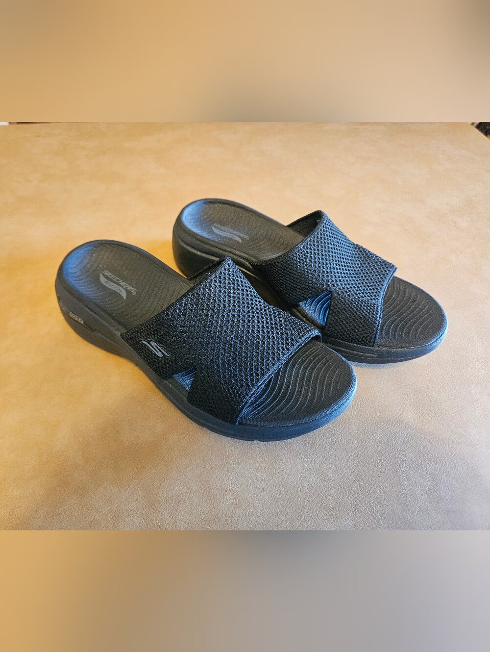 Sketchers Arch Fit Black Slides - Picture 2 of 7